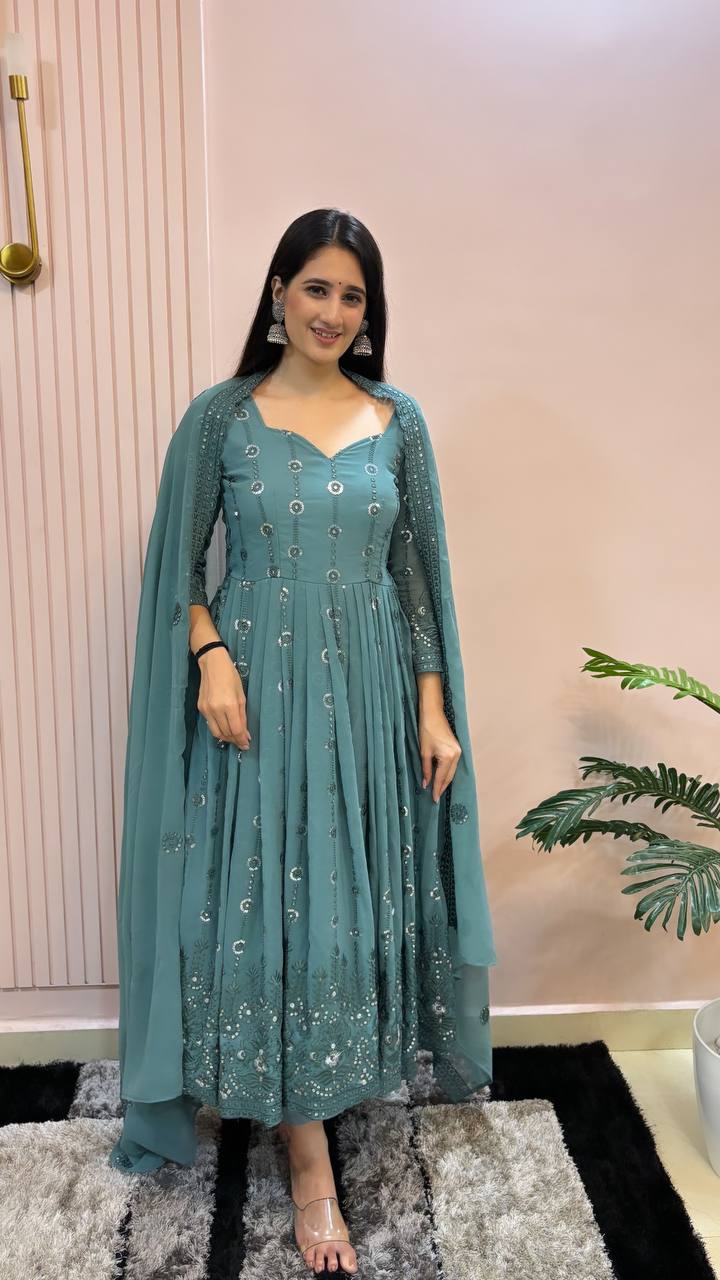 *Presenting New Đěsigner Anarkali Suit In New Fancy Style*