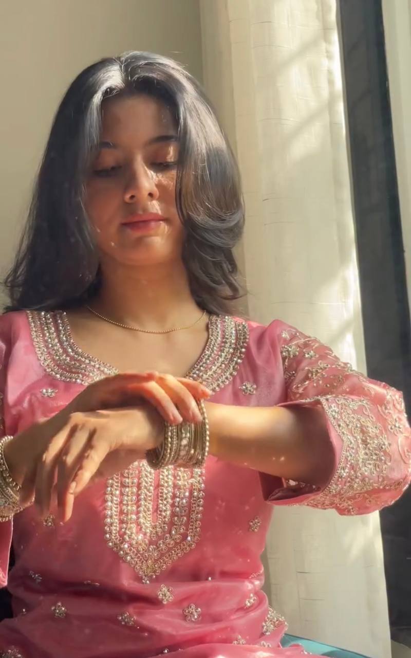 Glow in Mint – Festive Perfection