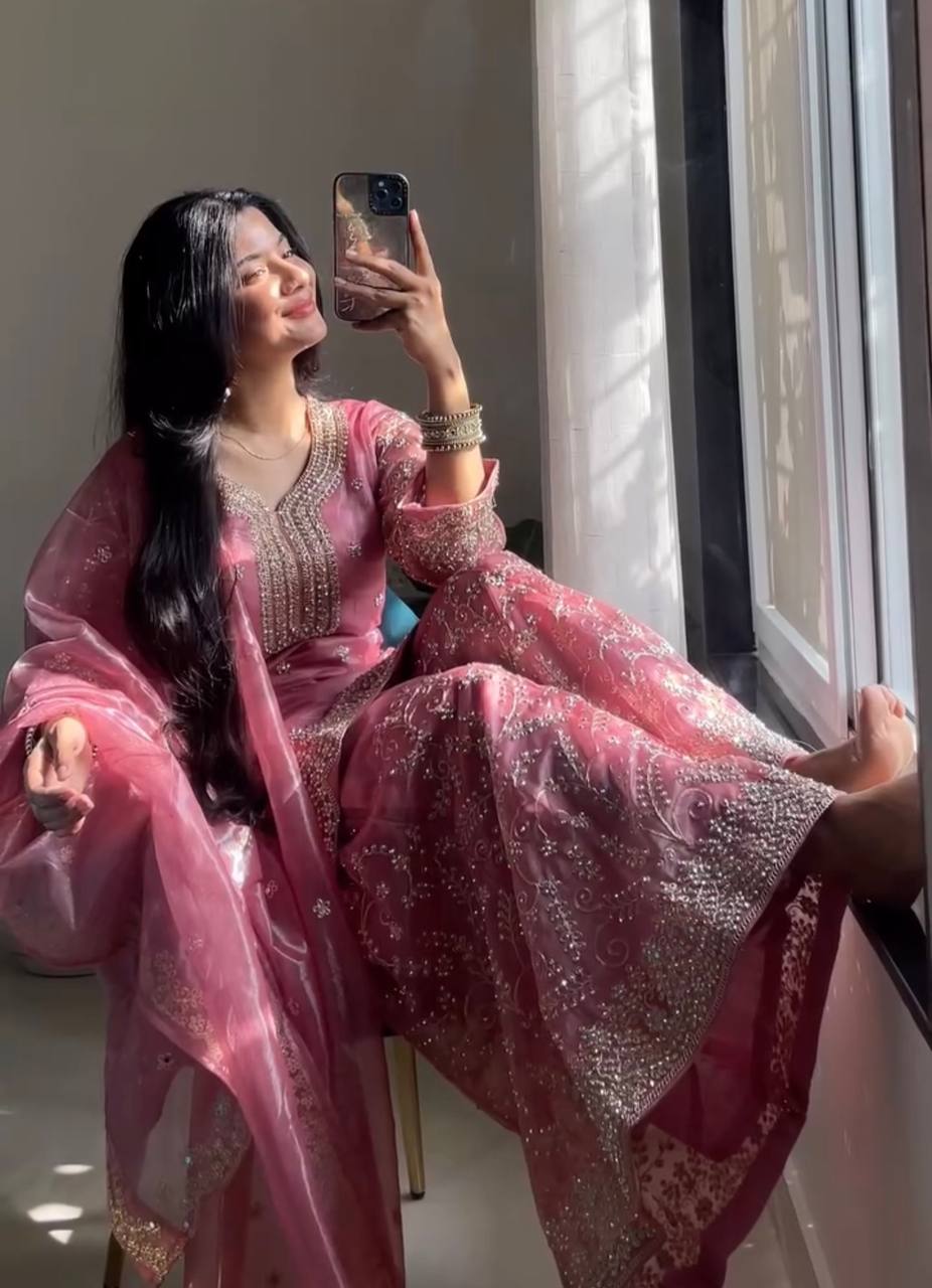 Glow in Mint – Festive Perfection