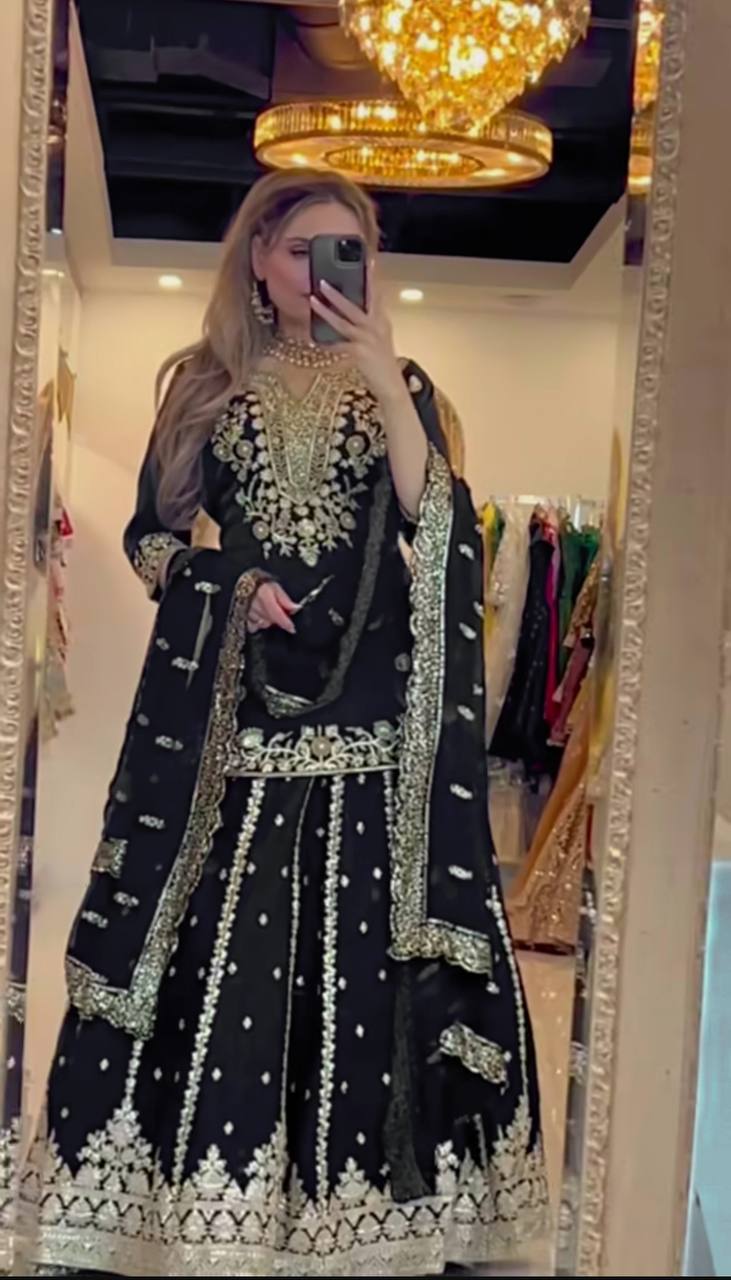 Chic Reflections The Art of Selfie Sophistication