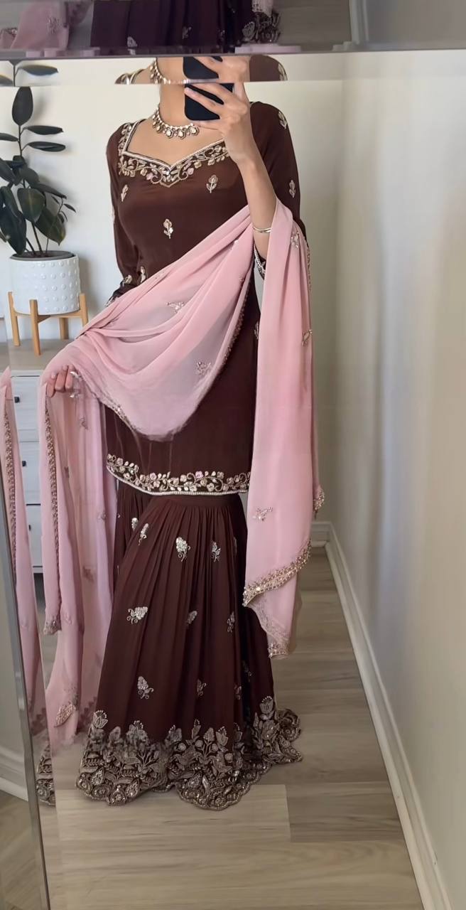 Elegante Anarkali in Maroon mit zartem pinken Dupatta-Glanz