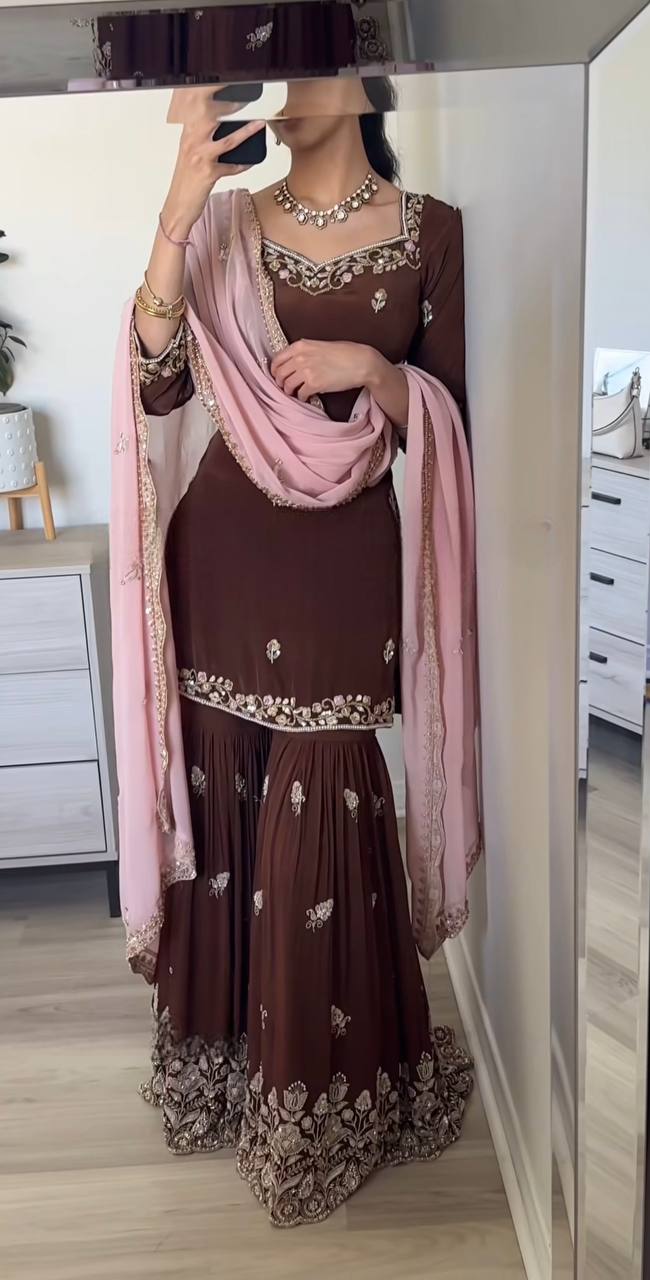 Elegante Anarkali in Maroon mit zartem pinken Dupatta-Glanz